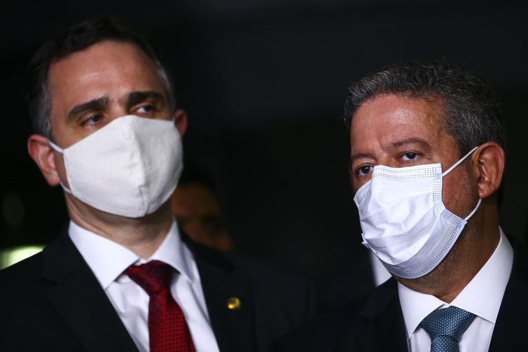 Lira e Pacheco dão 24 horas para Pazuello explicar agenda de vacinação