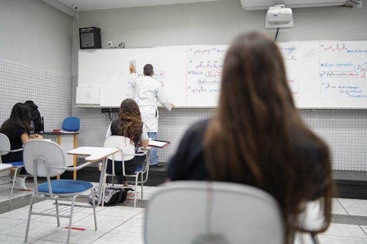 Justiça de SP: professores não devem voltar às aulas presenciais