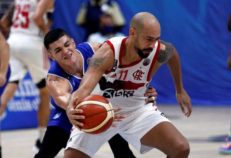 Flamengo vence duelo emocionante com Minas e segue 100% na Champions