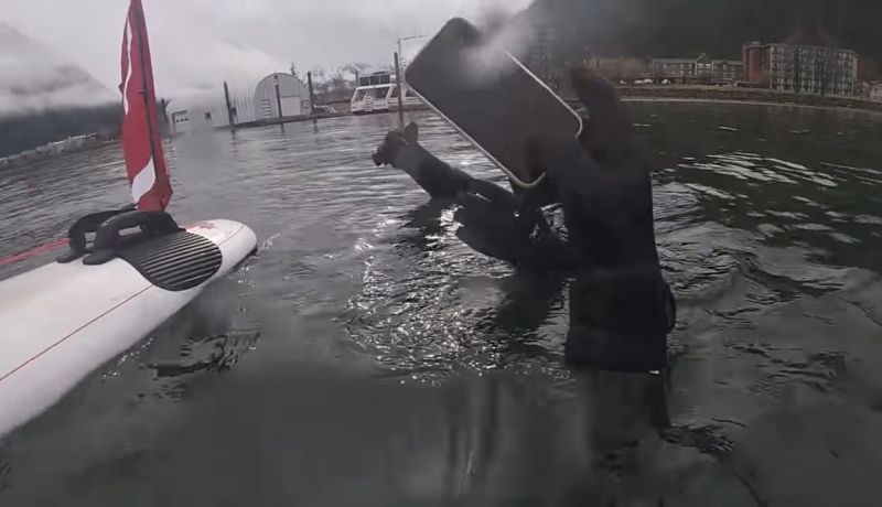 iPhone é encontrado funcionando depois de 6 meses no fundo de lago