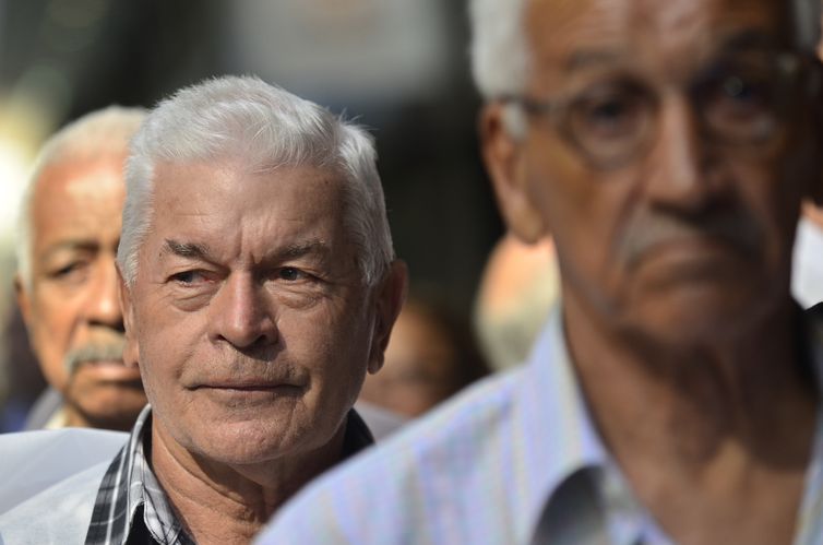 Senado aprova MP que amplia margem de consignado para aposentados