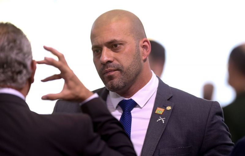 Daniel Silveira deixa cadeia e para cumprir prisão domiciliar em casa 