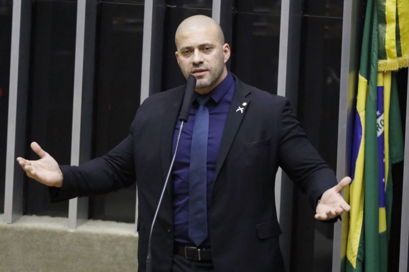Deputado Daniel Silveira segue para prisão domiciliar