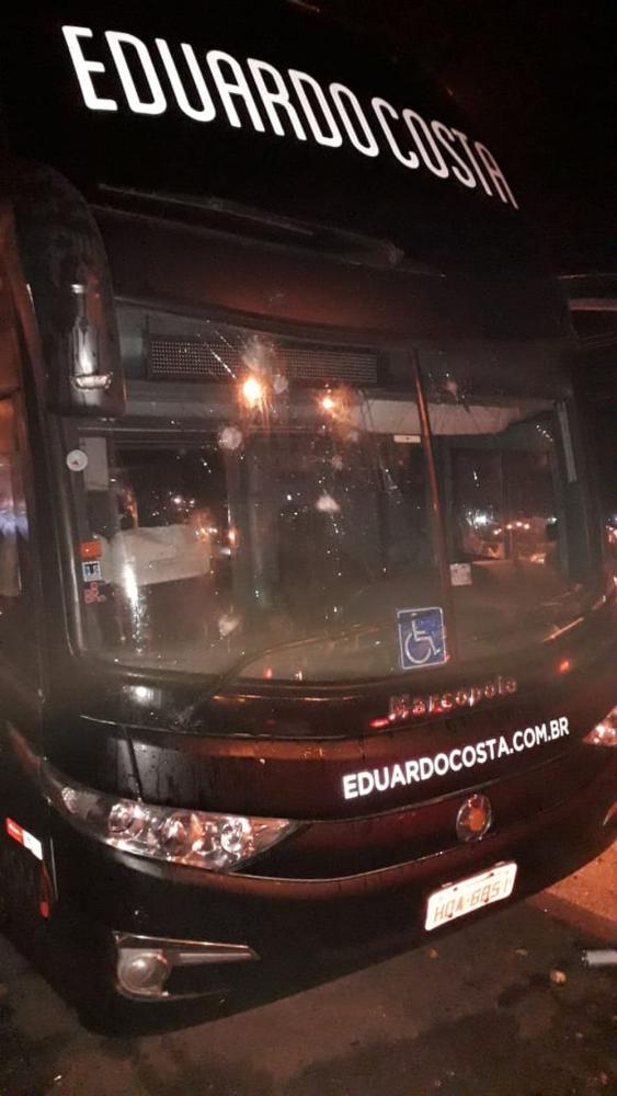 Ônibus e carreta do cantor Eduardo Costa são apedrejados em MT após cancelamento de show