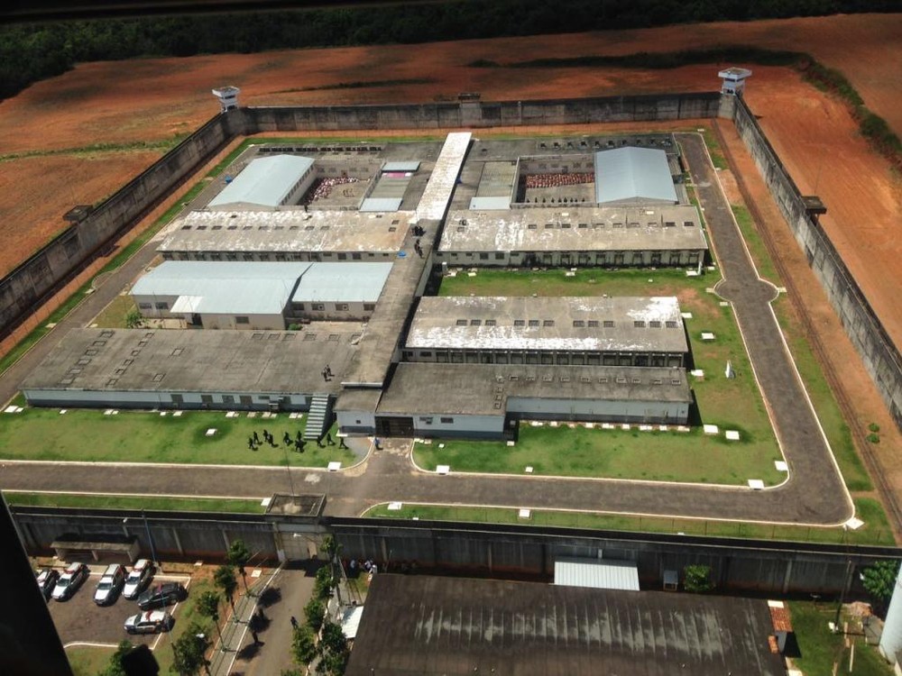 Mulher é presa tentando entrar com minicelulares escondidos em roupas de bebê no maior presídio de MT