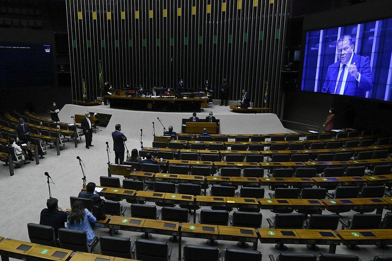 Câmara derruba veto e mantém indenização a profissionais de saúde