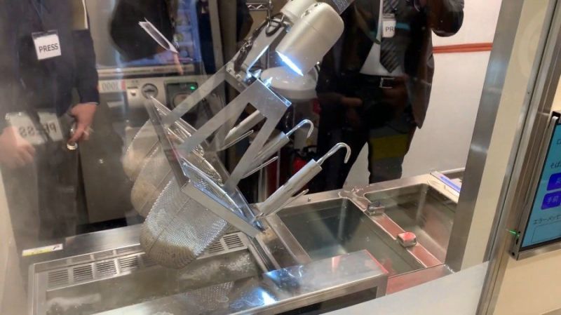 Robô-cozinheiro faz 150 pratos de macarrão por hora no Japão