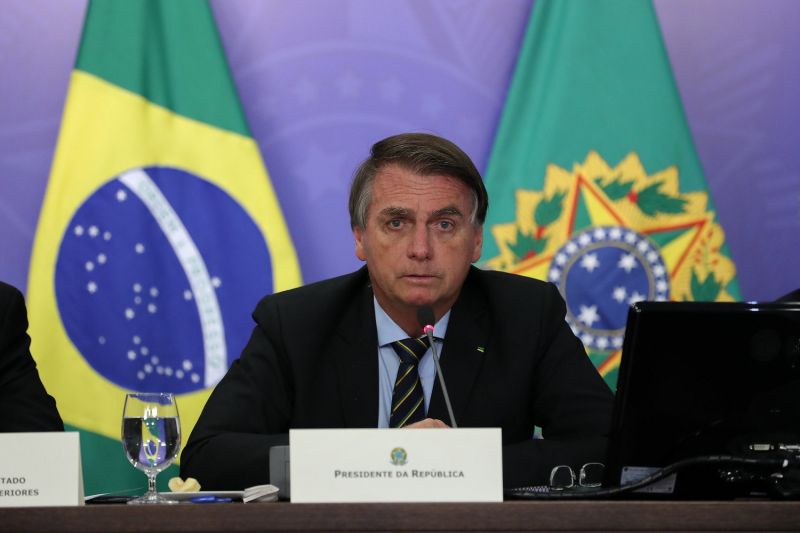 Bolsonaro assina textos que permitem retorno do auxílio 