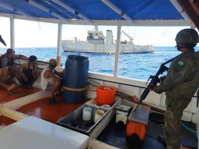 Marinha apreende embarcação estrangeira em pesca ilegal