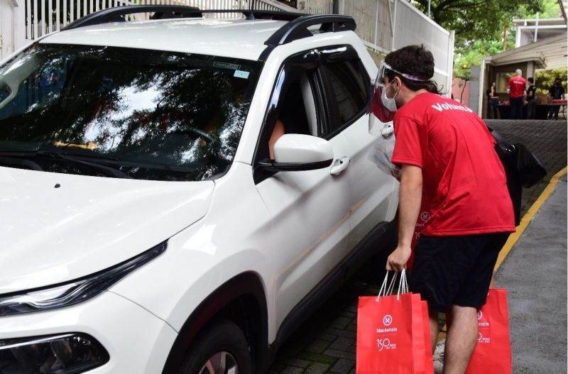 Veteranos inventam trote online para recepcionar os calouros