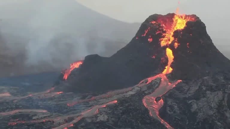 Drone faz imagens de vulcão em erupção na Islândia