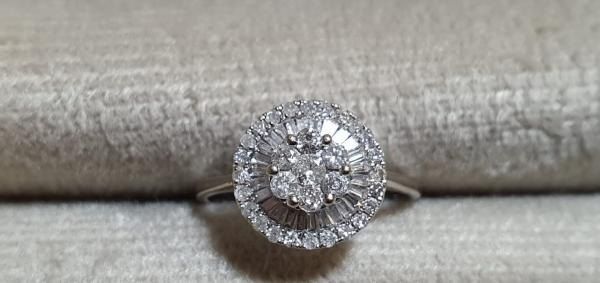 Ministério faz leilão joias e bolsas de luxo do tráfico. Veja fotos