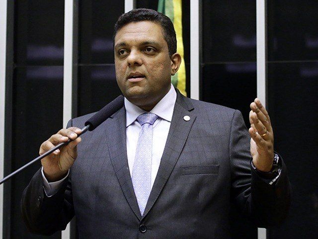 Deputado se retrata após críticas a assessor por gesto polêmico
