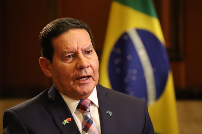Mourão revela que vai tomar vacina contra covid-19 nesta segunda-feira