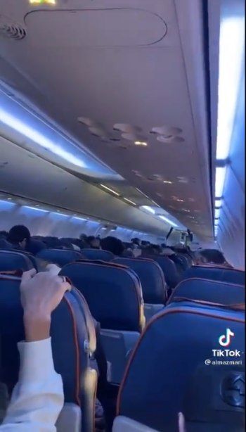 Avião faz pouso de emergência na Rússia após problema na asa