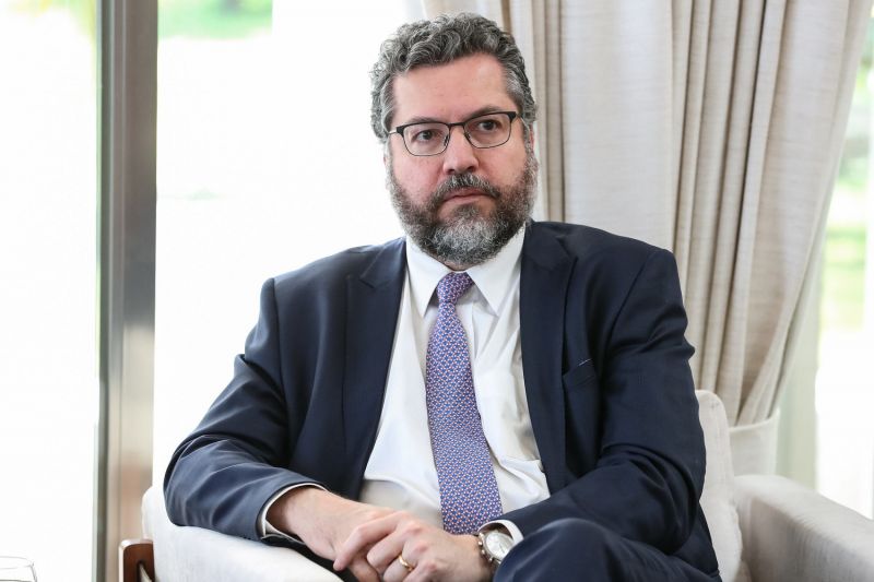 Após reunião com secretariado, Ernesto Araújo pede demissão  