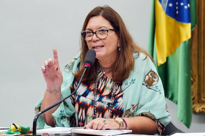 Deputados reagem após presidente da CCJ apoiar motim da PM baiana