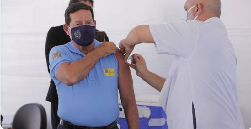 Mourão toma primeira dose da vacina contra covid-19 em Brasília