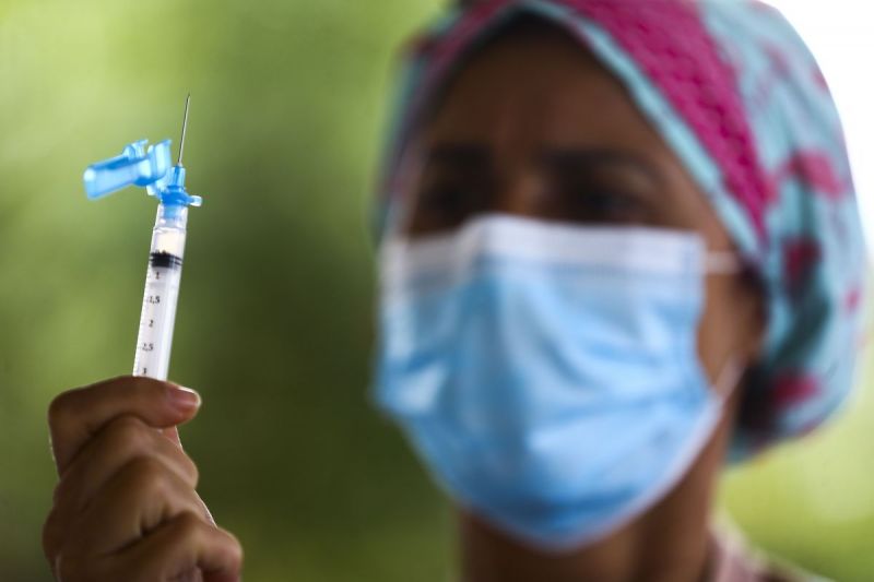 Juiz autoriza mais entidades privadas a importar vacinas contra covid