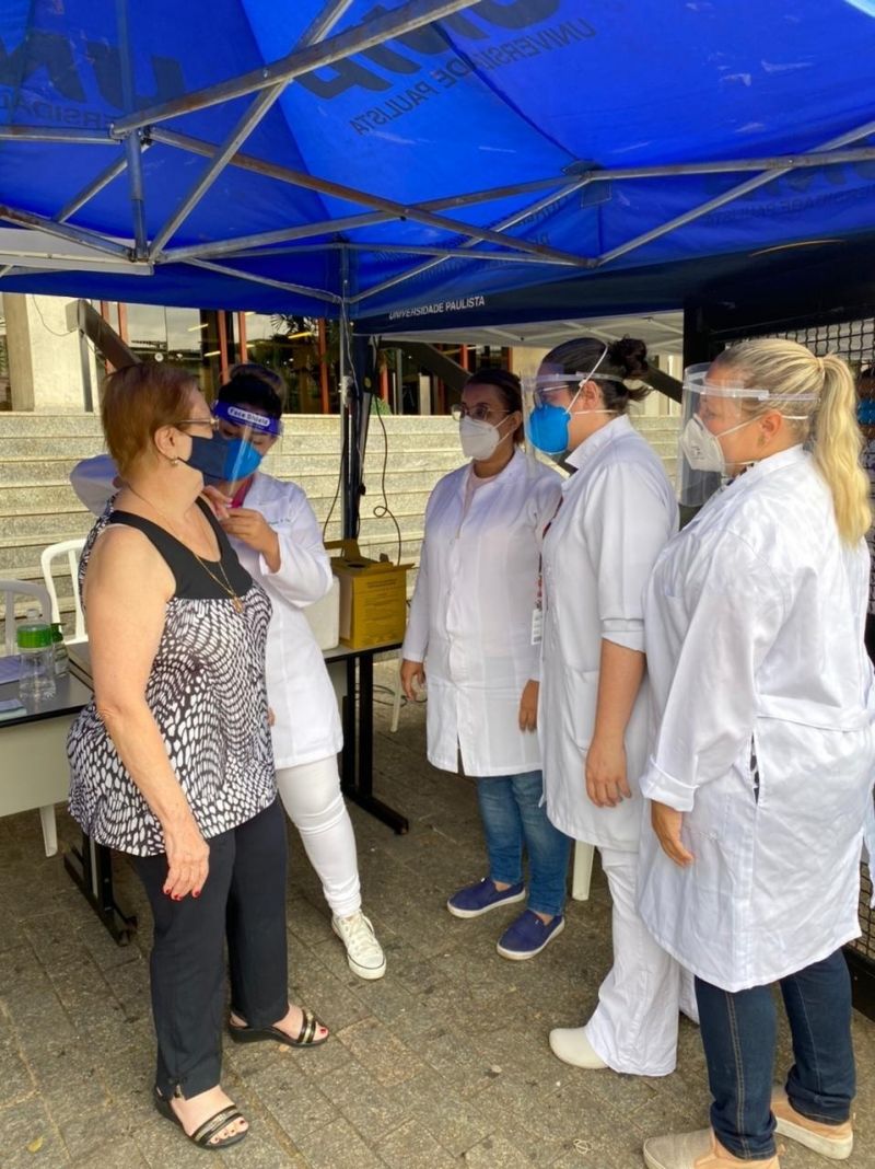 Estudantes vão para a linha de frente da vacinação contra covid