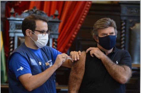 Presidente do STF, Luiz Fux, toma vacina contra covid no Rio