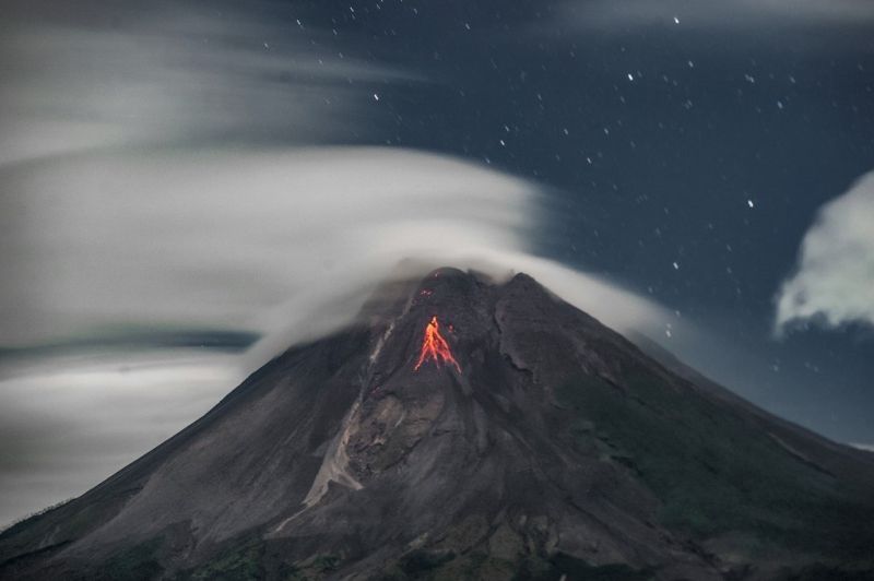 Vulcão ativo, protestos e bolas de sabão: veja as fotos deste sábado