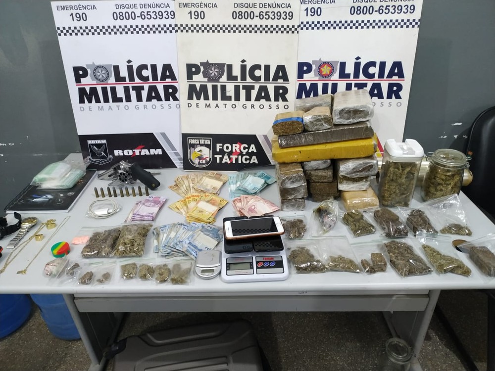 Suspeito de tráfico é abordado carregando mala com drogas e é preso com outras duas pessoas em MT
