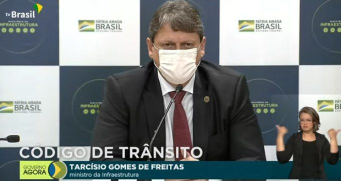 Conversão à direita será livre mesmo com semáforo vermelho 