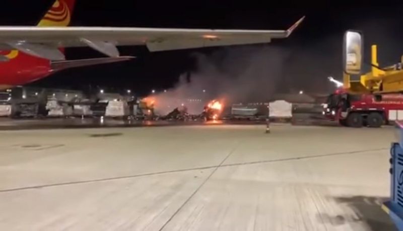 Carregamento de celulares pega fogo em aeroporto em Hong Kong