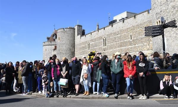 Britânicos se reúnem para prestar homenagens ao príncipe Philip