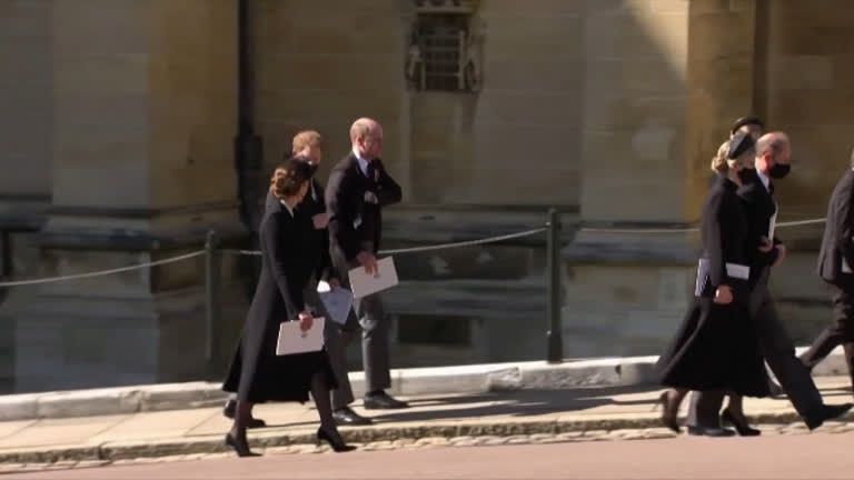 Wiliam e Harry conversam pela 1ª vez após desentendimento