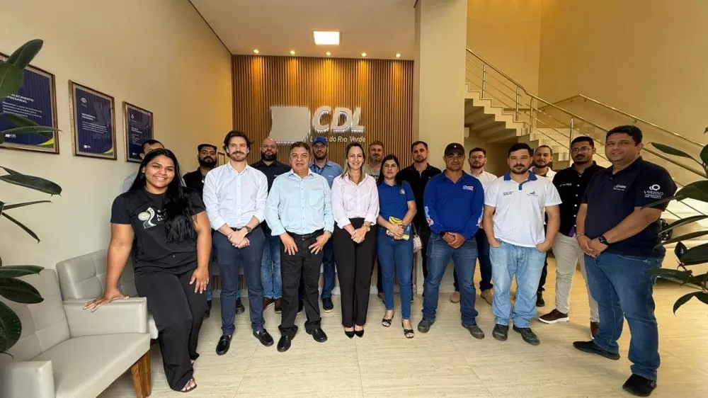 CDL convoca e vereadora articula reunião que une provedores e poder público para organizar fios em Lucas do Rio Verde