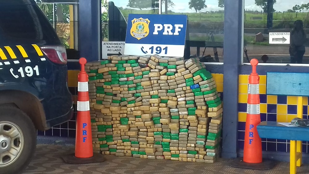 Motorista abandona carro com quase meia tonelada de maconha após acidente em ponte em MT