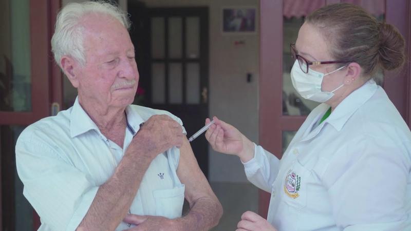 Vacinação contra Covid-19 em idosos acima de 90 anos em Lucas